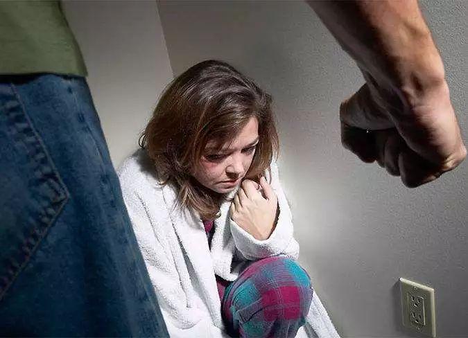 家長稱15歲女兒孕期被砍傷，社會應深思的背后故事，家長稱女兒孕期遭砍傷，社會需深思背后的故事