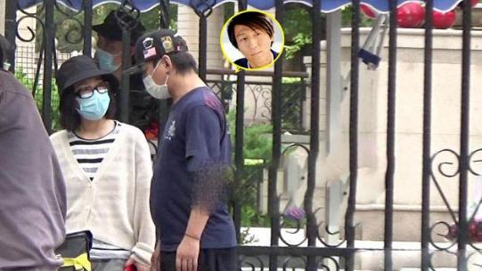 白百何接小兒子放學(xué)背后的溫情故事，白百何接小兒子的溫馨放學(xué)瞬間