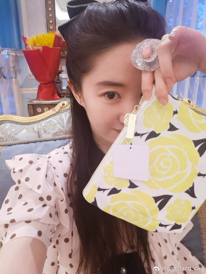 劉亦菲現(xiàn)身買手店掃貨，時尚魅力無人能擋，劉亦菲現(xiàn)身買手店時尚掃貨風采無人能擋