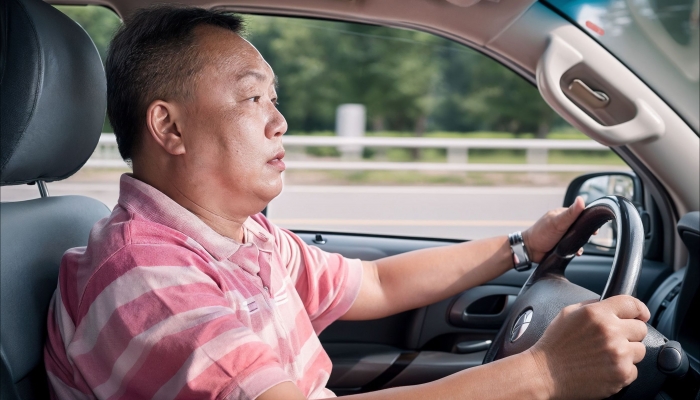 女子舉報(bào)丈夫開(kāi)車(chē)看美女，婚姻中的信任危機(jī)與行為反思，女子舉報(bào)丈夫開(kāi)車(chē)看美女，婚姻信任危機(jī)與行為反思探討