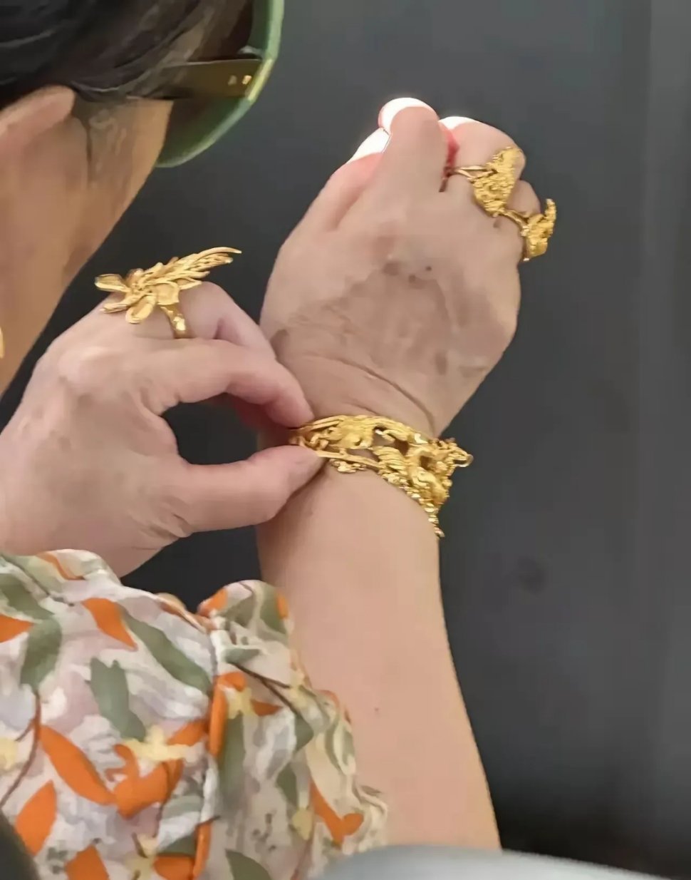 爸爸用離世媽媽的首飾給阿姨換金鐲，一段情感與記憶的交織，爸爸用媽媽的首飾為阿姨換金鐲，情感與記憶的交織