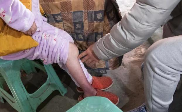 假的！關(guān)于重慶小女孩沒衣服穿需救助的謠言應(yīng)該被揭穿，重慶小女孩缺衣需救助謠言被揭穿，真相揭示虛假求助背后的真相