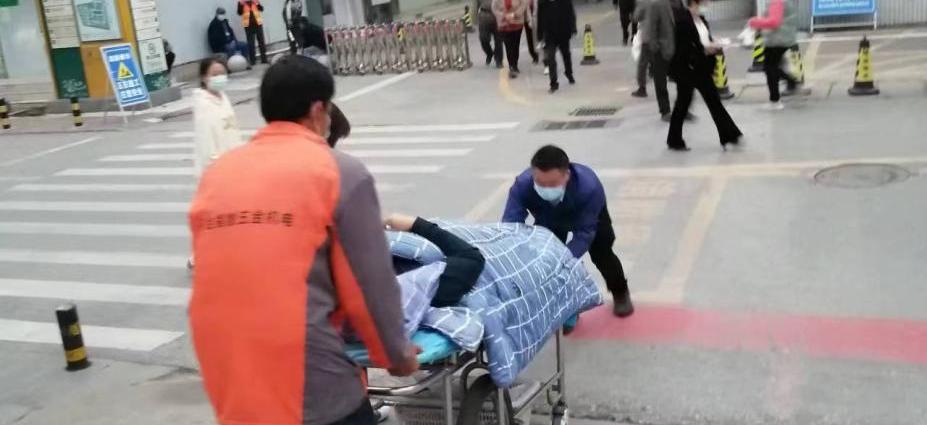 學生生病保安不讓救護車進校，一場關于生命與責任的探討，保安阻攔救護車入學引發(fā)生命與責任熱議