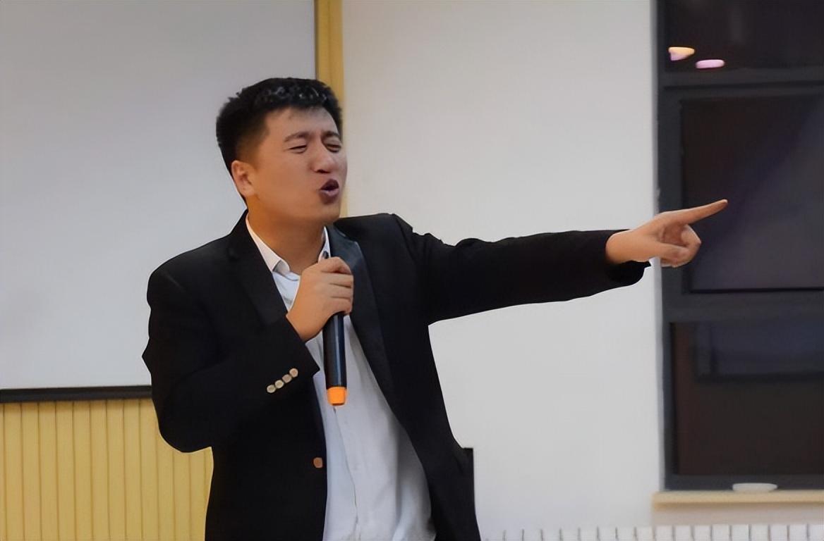 張雪峰公司年度盛典，現(xiàn)金撒向員工，共筑未來輝煌，張雪峰公司年度盛典，共筑輝煌，現(xiàn)金激勵員工未來展望