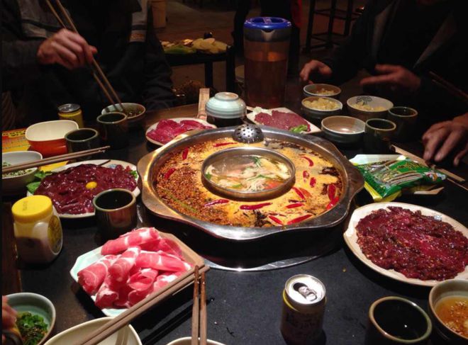 火鍋店深夜的跨文化饕餮，晚上10點(diǎn)后的異國(guó)風(fēng)情，深夜火鍋店的跨文化美食盛宴，異國(guó)風(fēng)情的夜晚饕餮