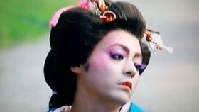 女明星服侍大佬，娛樂圈背后的故事，娛樂圈內幕揭秘，女明星與大佬的隱秘故事