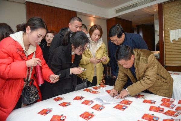 如何巧妙地運(yùn)用開場(chǎng)白與女生展開聊天話題，巧妙開場(chǎng)白，與女生輕松展開聊天話題的藝術(shù)
