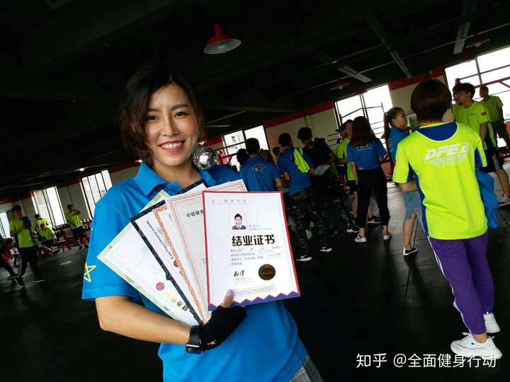 女健身教練的月收入，職業(yè)發(fā)展與收入分析，女健身教練的月收入揭秘，職業(yè)發(fā)展與收入深度解析