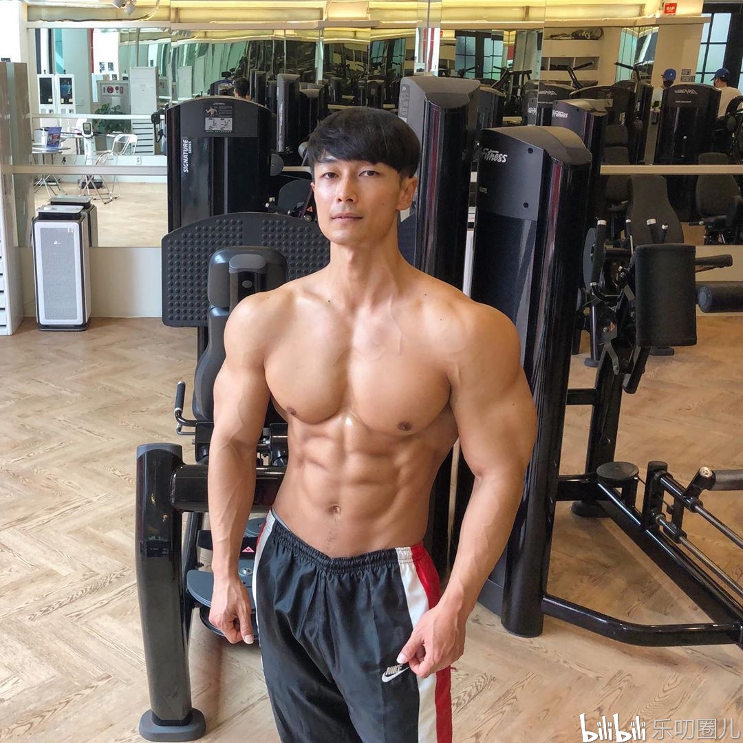 腹肌魅力，低腰褲下的青筋與力量的展現(xiàn)，腹肌魅力，低腰褲下的力量與青筋展現(xiàn)