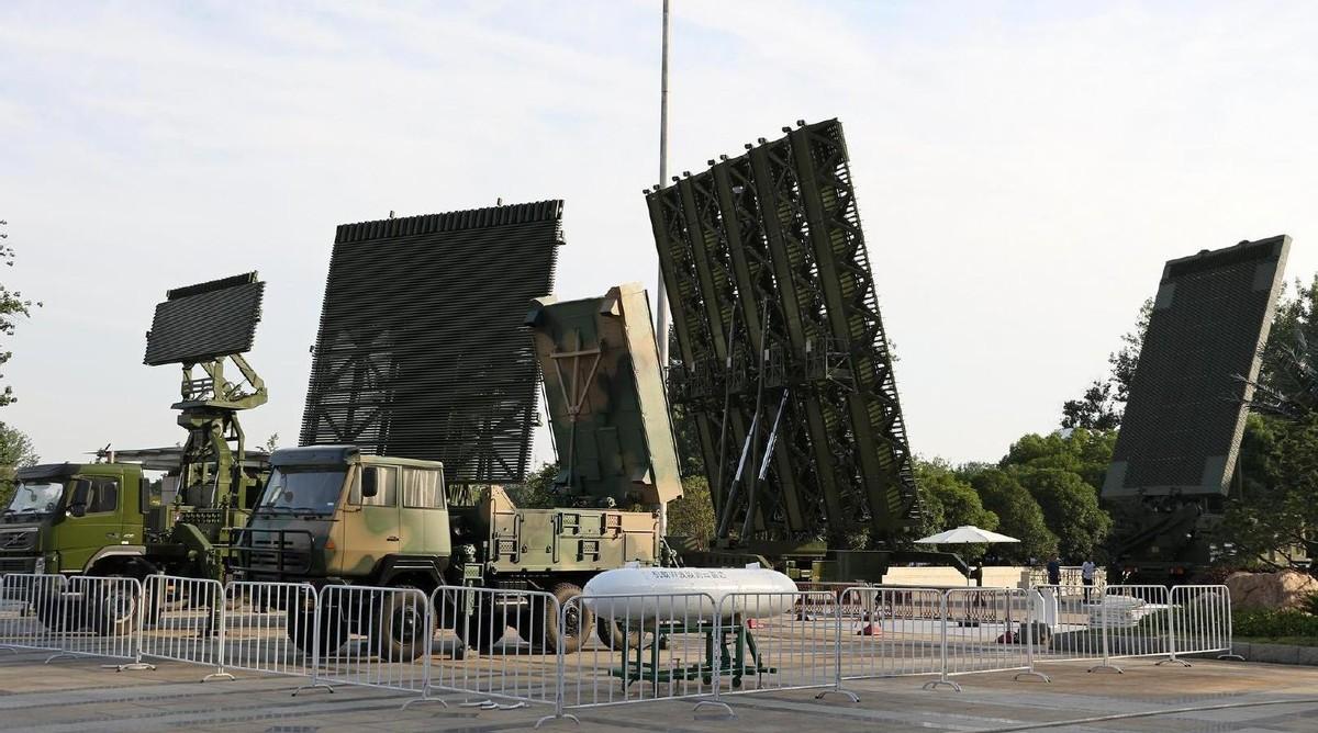 F35戰(zhàn)斗機和殲-20哪個厲害，現(xiàn)代戰(zhàn)爭中的空中霸主對比，F(xiàn)35與殲-20，現(xiàn)代戰(zhàn)爭空中霸主之對比