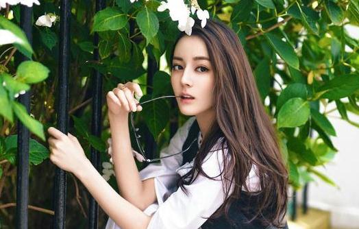 據(jù)說迪麗熱巴圈內(nèi)有很多人追，星光熠熠的魅力解析，迪麗熱巴魅力解析，星光熠熠，備受追捧的圈內(nèi)魅力之星