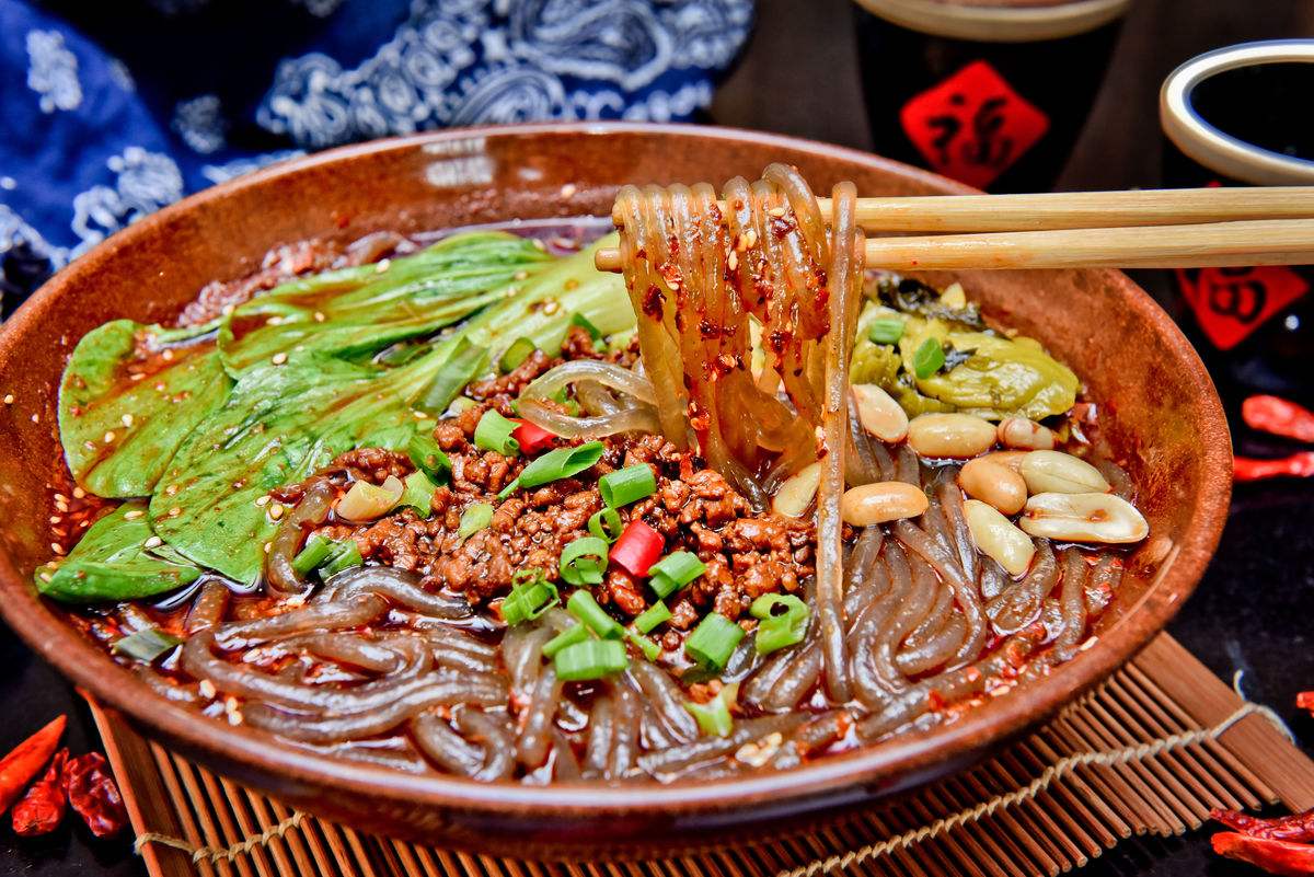 正宗酸辣粉的做法，傳統(tǒng)與創(chuàng)新的完美結(jié)合，正宗酸辣粉制作，傳統(tǒng)與創(chuàng)新完美交融的獨(dú)家秘制食譜