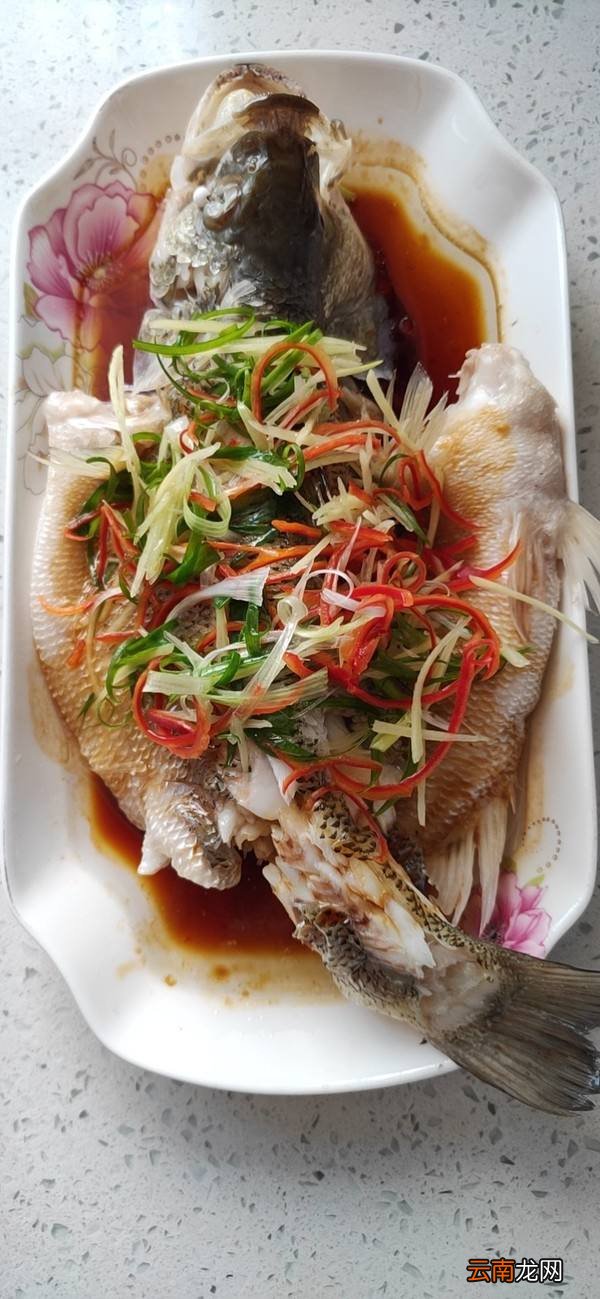 家常清蒸鱸魚的做法，美味健康的餐桌必備佳肴，家常清蒸鱸魚，餐桌必備的健康美味佳肴