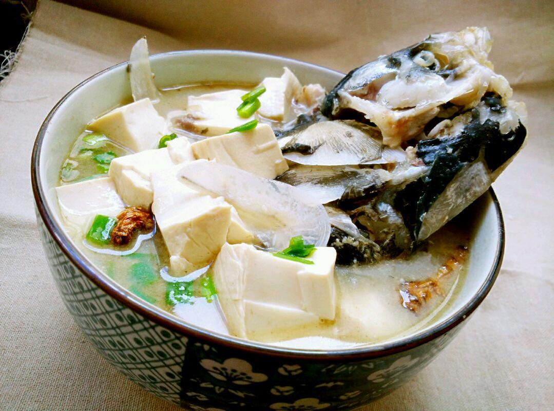 魚頭豆腐湯，一道家常美味湯品的做法，家常美味魚頭豆腐湯的制作方法