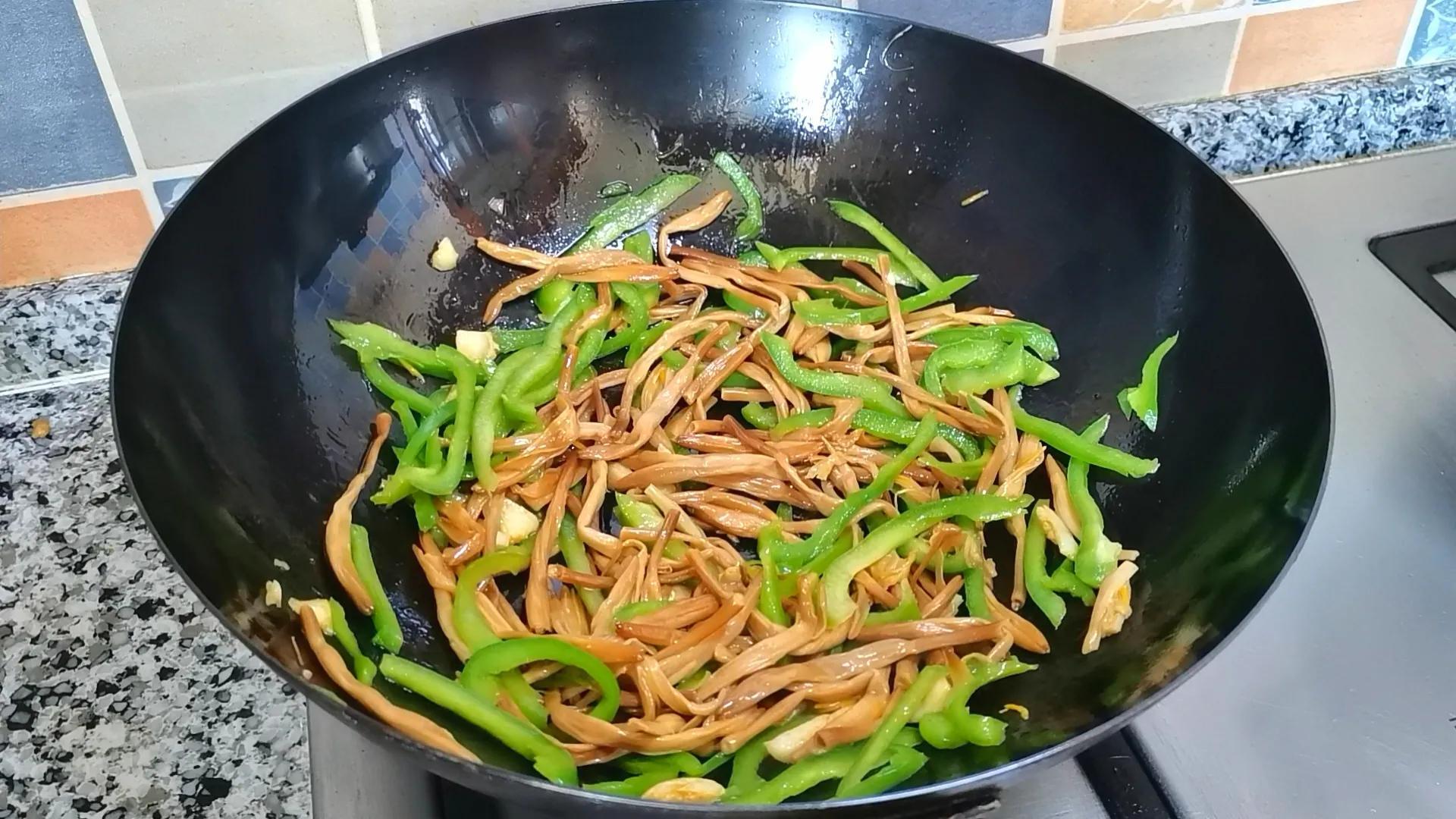 黃花菜的美味烹飪之道，如何做出好吃的黃花菜，黃花菜美味烹飪秘訣，打造佳肴的秘訣揭曉！