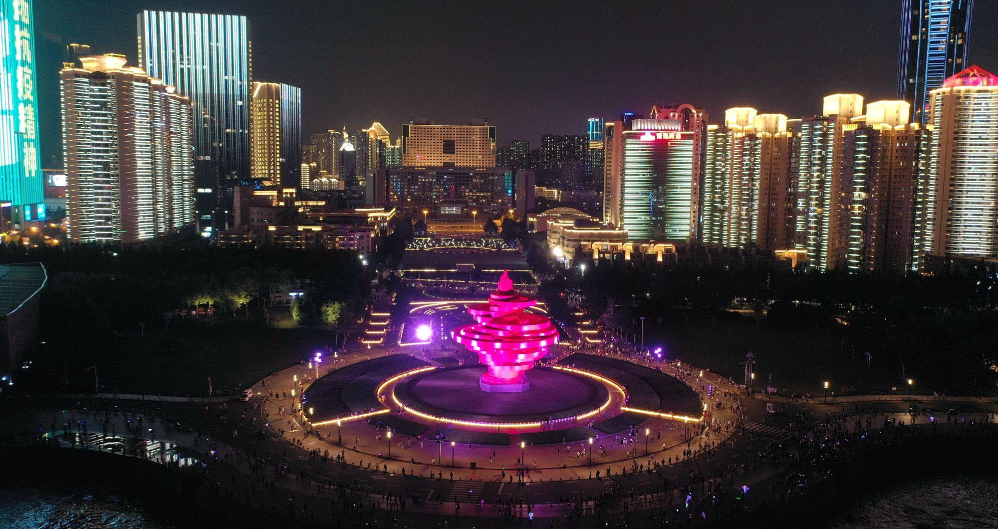 青島五四廣場(chǎng)，歷史與現(xiàn)代的交匯點(diǎn)，青島五四廣場(chǎng)，歷史與現(xiàn)代的交融之地