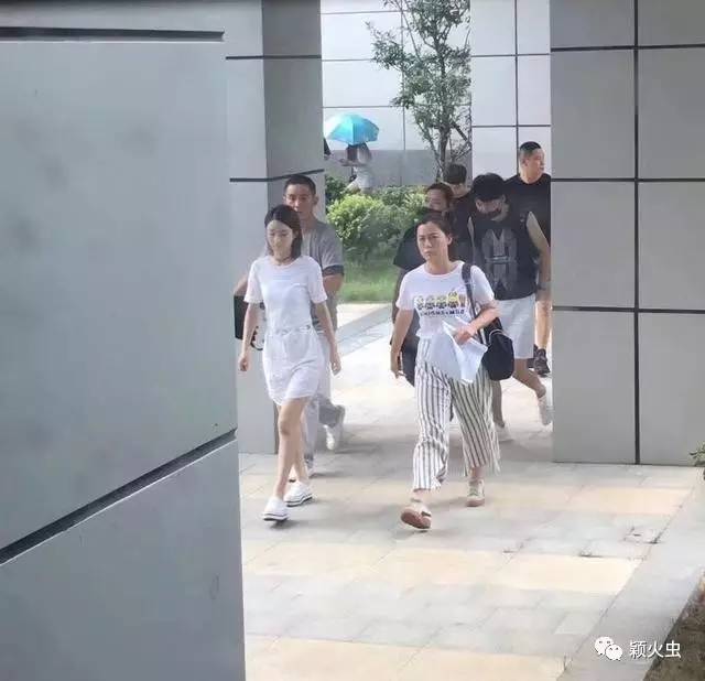 趙麗穎現(xiàn)身骨科醫(yī)院疑腰病復(fù)發(fā)，引發(fā)粉絲及公眾關(guān)注，趙麗穎骨科醫(yī)院現(xiàn)身疑腰病復(fù)發(fā)，粉絲及公眾矚目關(guān)注