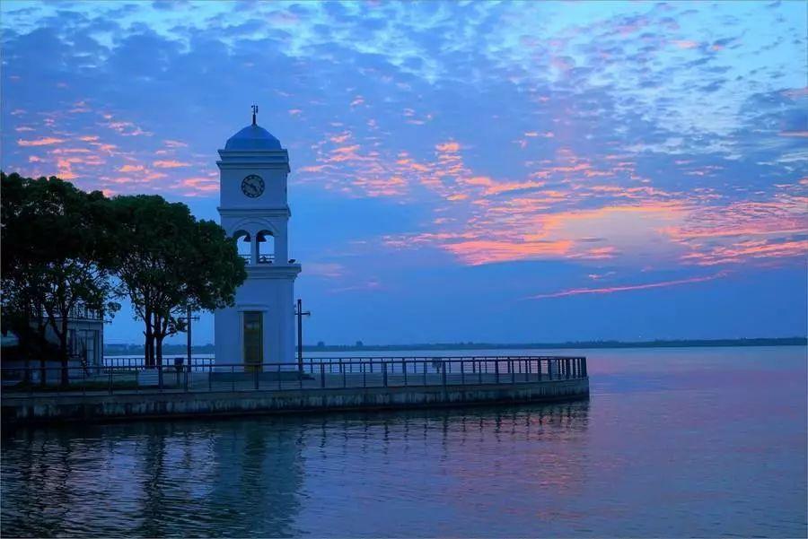 滴水湖一日游攻略，探索城市中的綠洲，滴水湖一日游探險(xiǎn)，城市綠洲的秘境之旅