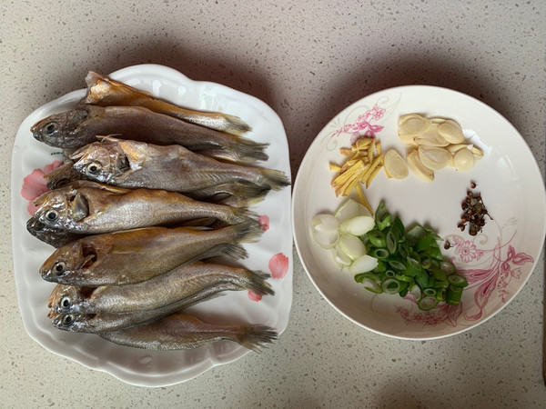 烹飪小黃花魚的藝術(shù)，一道美味的海洋佳肴，烹飪小黃花魚的藝術(shù)，海洋佳肴的誘惑之道