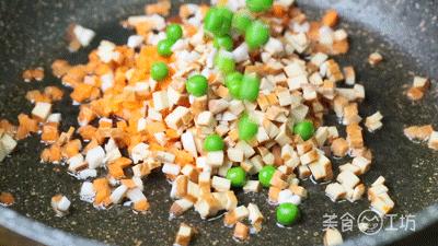 肉粽子的做法，傳統(tǒng)與美味的完美結(jié)合，肉粽子制作，傳統(tǒng)美味完美結(jié)合，教你制作美味肉粽！