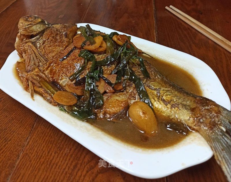 紅燒魚(yú)，經(jīng)典家常菜肴的制作方法和步驟，紅燒魚(yú)，家常經(jīng)典菜肴制作攻略