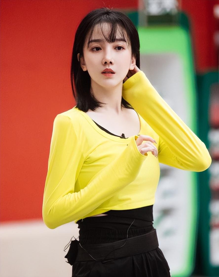 為什么明星都選擇取出隆胸假體，探究背后的原因與考量，明星為何選擇取出隆胸假體，探究背后的原因及考量