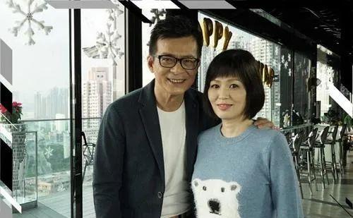黃日華與老婆的溫馨視頻，愛(ài)情與親情的交織，黃日華與妻子甜蜜瞬間，愛(ài)情親情交織的溫馨視頻