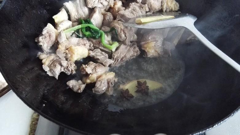 紅燒牛肉的做法，一道家常美食的烹飪指南，家常紅燒牛肉烹飪指南，美味秘訣大揭秘