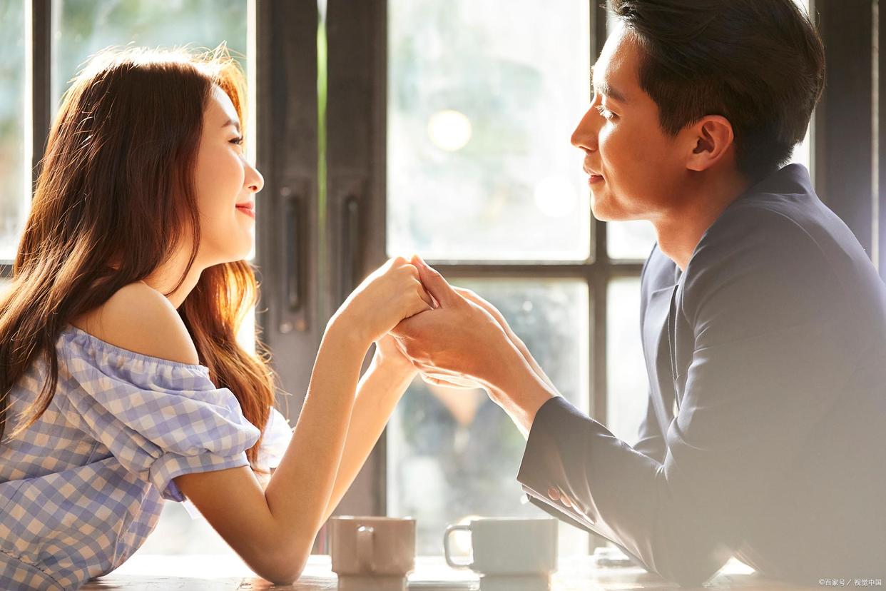 相親男一般看上你了會(huì)有哪些反應(yīng)，相親中男性對(duì)你產(chǎn)生興趣的常見反應(yīng)與表現(xiàn)標(biāo)題，相親男看上你的反應(yīng)，微妙變化揭示心意