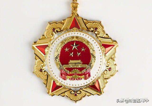 共和國勛章與工資待遇，探究榮譽背后的經(jīng)濟待遇，共和國勛章與工資待遇，榮譽背后的經(jīng)濟待遇探究