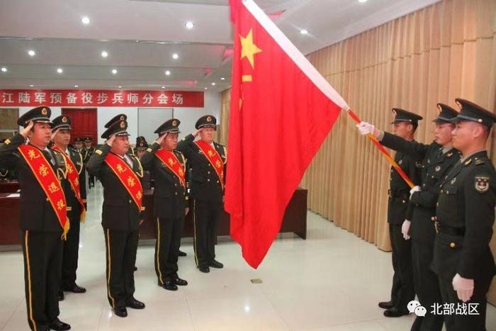 榮耀與擔當?shù)南笳? width=