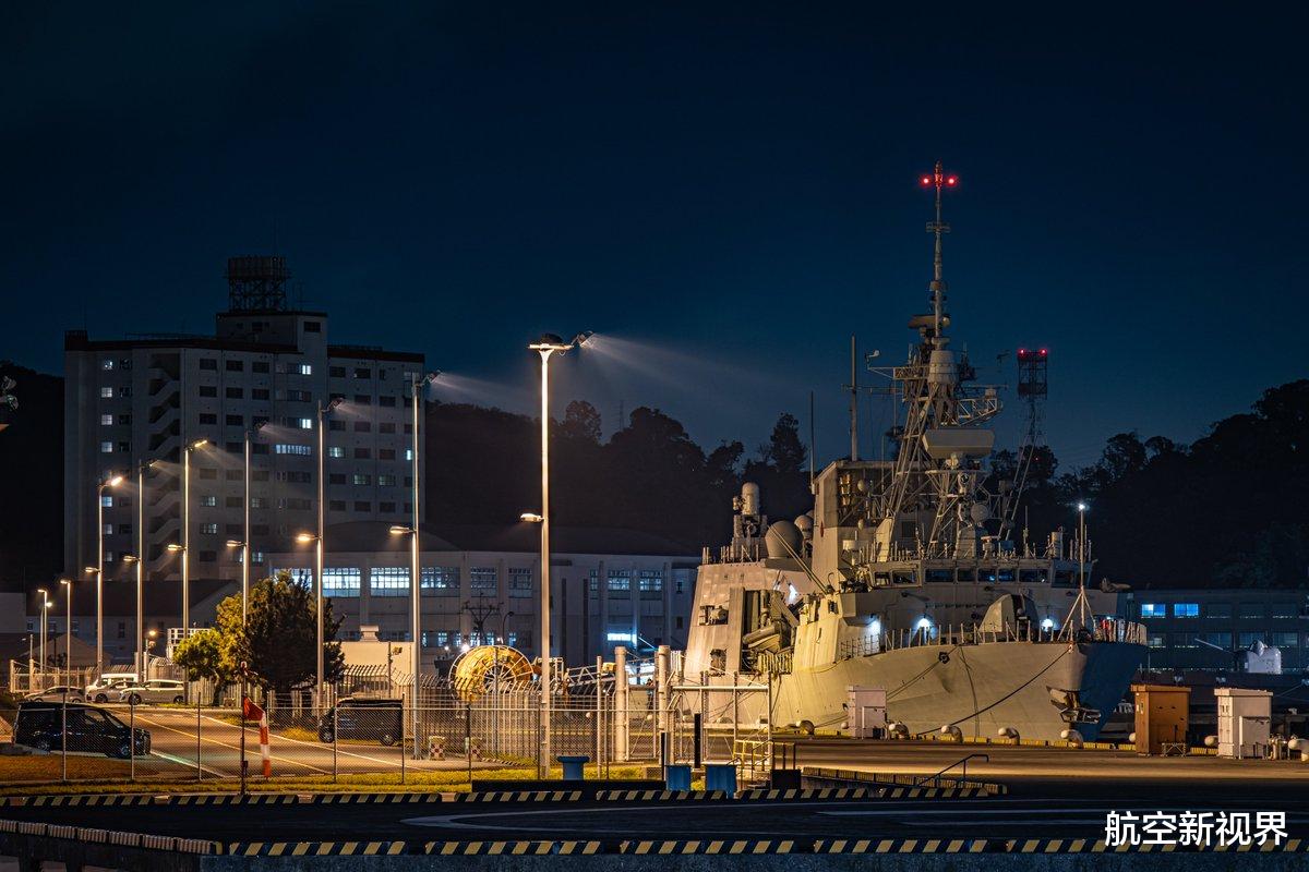 臺灣海峽的守護(hù)者，軍艦照明燈，臺灣海峽的守護(hù)者，軍艦照明燈閃耀護(hù)航之路