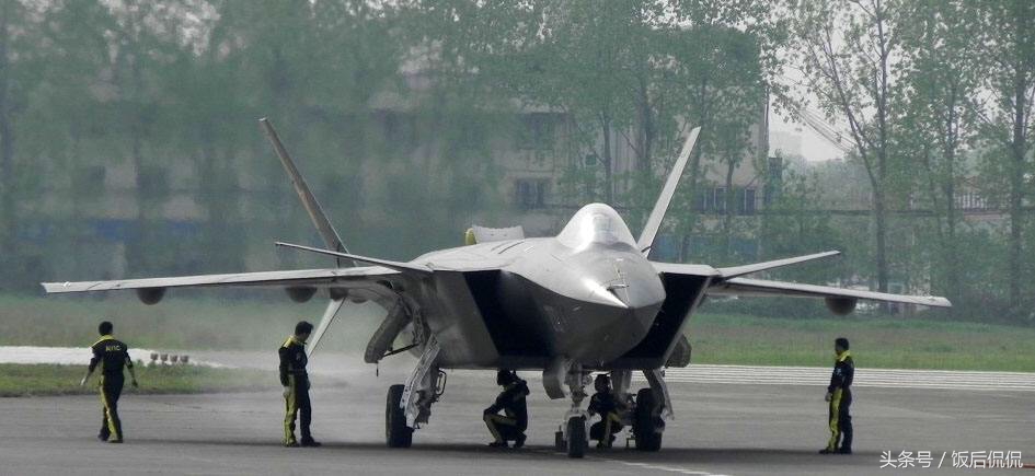 殲-10戰(zhàn)斗機，我國空中力量的璀璨明珠，殲-10戰(zhàn)斗機，中國空中力量的驕傲與璀璨明珠