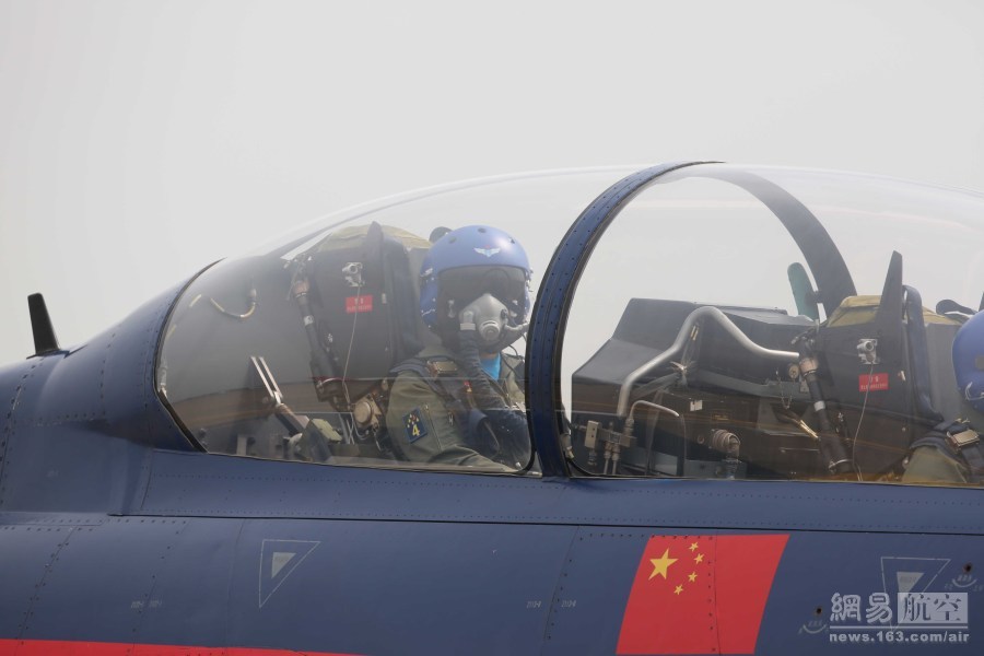 殲-10座艙高清圖，探索現(xiàn)代戰(zhàn)機(jī)駕駛環(huán)境的神秘面紗，揭秘殲-10戰(zhàn)機(jī)駕駛環(huán)境，座艙高清圖探索現(xiàn)代戰(zhàn)機(jī)神秘面紗