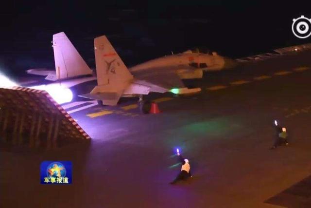 殲-15夜間在遼寧艦上起降，展現(xiàn)中國(guó)海軍航空兵夜間作戰(zhàn)能力的卓越表現(xiàn)，殲-15夜間遼寧艦起降，海軍航空兵夜間作戰(zhàn)能力卓越展現(xiàn)