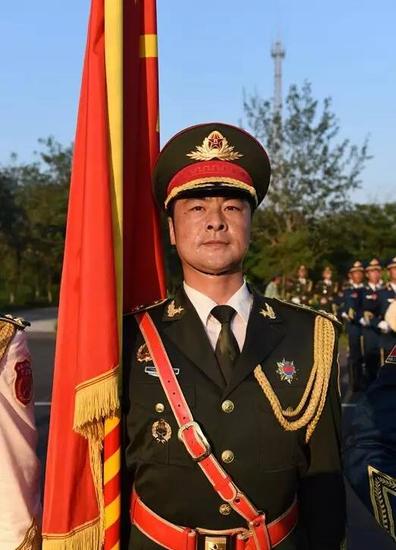 三軍儀仗隊(duì)護(hù)旗手張洪杰，榮耀與擔(dān)當(dāng)，三軍儀仗隊(duì)護(hù)旗手張洪杰，榮耀之路與擔(dān)當(dāng)之責(zé)