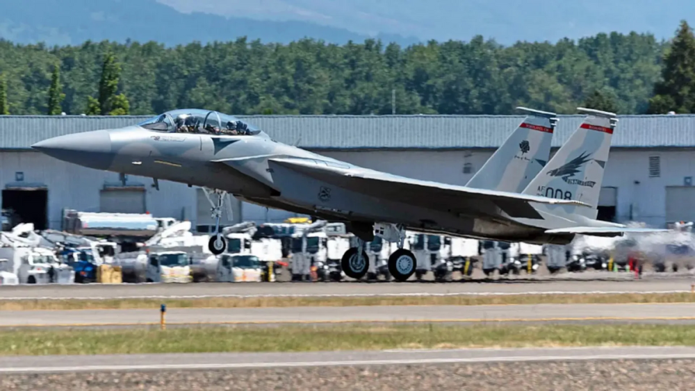 殲-16戰(zhàn)機利落驅逐美軍機，空中衛(wèi)士的英勇壯舉，殲-16戰(zhàn)機英勇驅逐美軍機，空中衛(wèi)士展現(xiàn)壯志壯舉