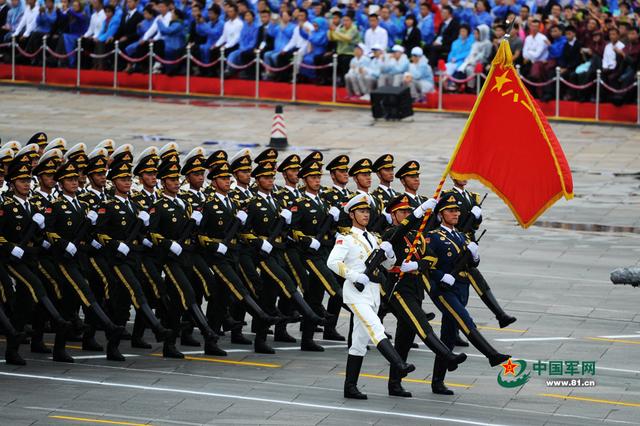 三軍儀仗隊(duì)圖片PPT背景，榮耀與責(zé)任，三軍儀仗隊(duì)圖片PPT背景，榮耀、責(zé)任與軍魂