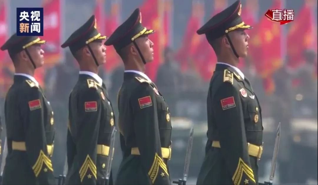 國慶70周年閱兵中的100面戰(zhàn)旗，榮耀與力量的展現(xiàn)，國慶閱兵中的榮耀與力量，百面戰(zhàn)旗展現(xiàn)輝煌歷程