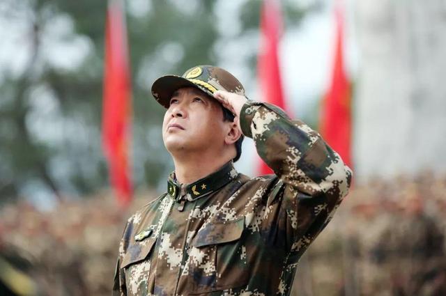 丁曉兵斷臂的圖片是誰(shuí)畫(huà)的？——一幅英雄形象的誕生與傳承，丁曉兵斷臂英雄形象圖的誕生與傳承，圖片作者揭秘英雄形象的誕生與傳承之路