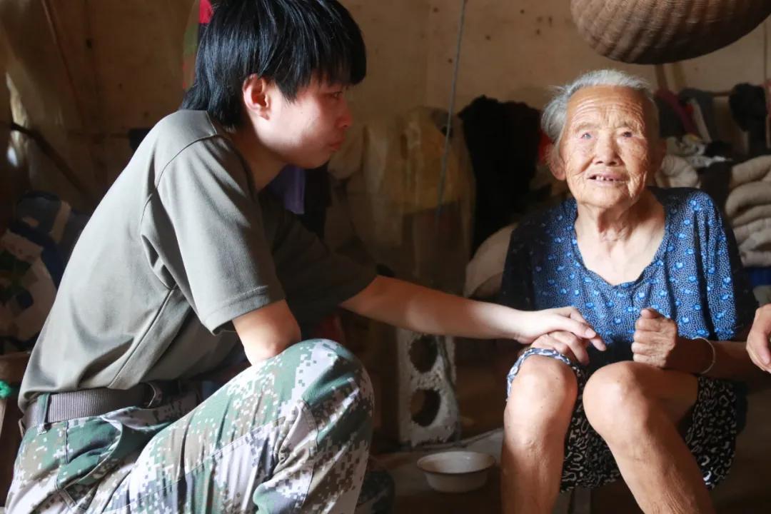 中國人民解放軍陸軍第八十四集團(tuán)軍，英勇無畏，忠誠擔(dān)當(dāng)，中國人民解放軍陸軍第八十四集團(tuán)軍，英勇無畏，忠誠擔(dān)當(dāng)?shù)膽?zhàn)士榮耀