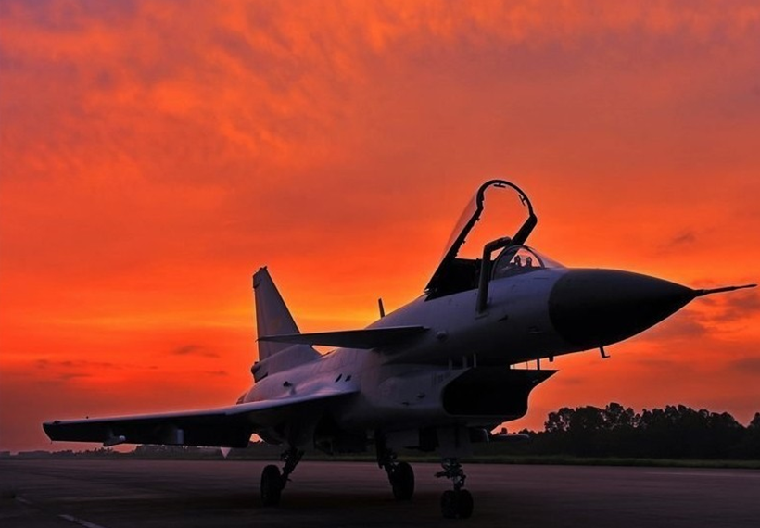 殲-10戰(zhàn)斗機護航，空中力量的驕傲，殲-10戰(zhàn)斗機護航，空中力量的榮耀
