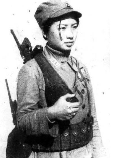中國(guó)女兵，照片中的堅(jiān)毅與力量——持槍的瞬間，中國(guó)女兵持槍瞬間的堅(jiān)毅與力量