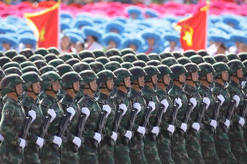 2009國慶閱兵主持人——展現(xiàn)國家風(fēng)采的聲音，2009國慶閱兵主持人，展現(xiàn)國家風(fēng)采的聲音