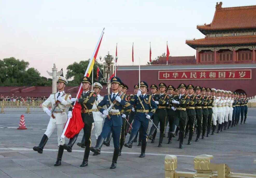 三軍儀仗隊(duì)迎風(fēng)40秒不眨眼的堅(jiān)韌與榮耀，三軍儀仗隊(duì)迎風(fēng)堅(jiān)韌展現(xiàn)榮耀，40秒不眨眼的力量與風(fēng)采