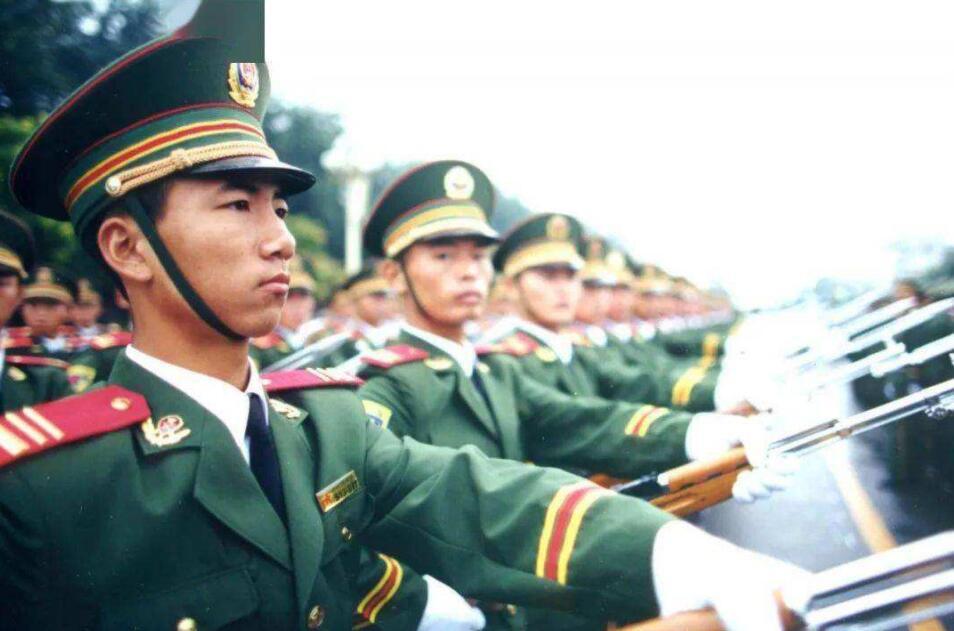 武警軍裝與解放軍軍裝的區(qū)別在哪里，武警軍裝與解放軍軍裝的區(qū)別解析