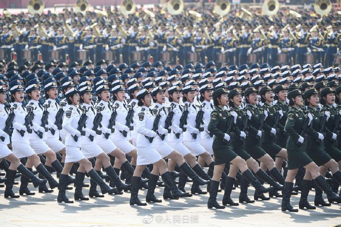 閱兵中的新篇章，方隊初現(xiàn)——紀念1945年的歷史性閱兵儀式，紀念勝利與和平，1945年歷史性閱兵儀式中的新篇章與方隊初現(xiàn)