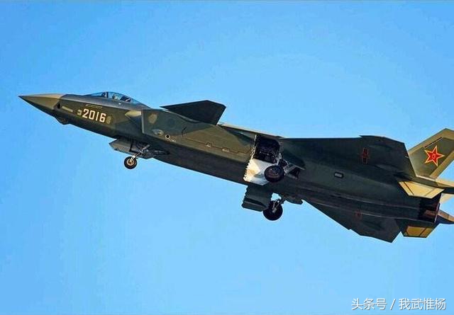 殲20與F22，究竟誰(shuí)更強(qiáng)？，殲20與F22，誰(shuí)主沉浮？深度對(duì)比解析戰(zhàn)斗力。