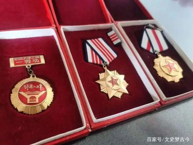一等功獎(jiǎng)勵(lì)多少人民幣，榮譽(yù)與價(jià)值的體現(xiàn)，一等功獎(jiǎng)勵(lì)金額及榮譽(yù)價(jià)值體現(xiàn)