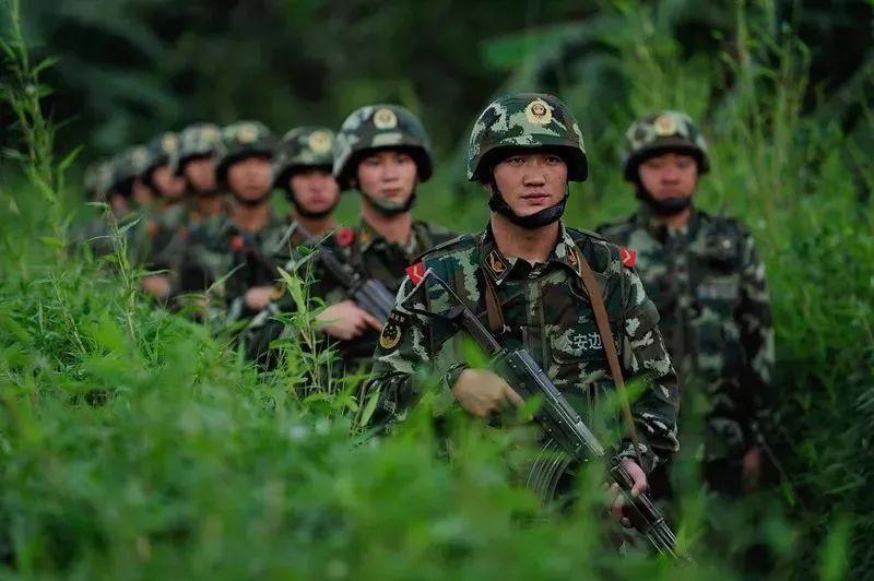公安邊防武警圖片，展現(xiàn)英雄本色與忠誠(chéng)擔(dān)當(dāng)，公安邊防武警圖片，展現(xiàn)英雄本色與忠誠(chéng)擔(dān)當(dāng)?shù)膲邀愃查g